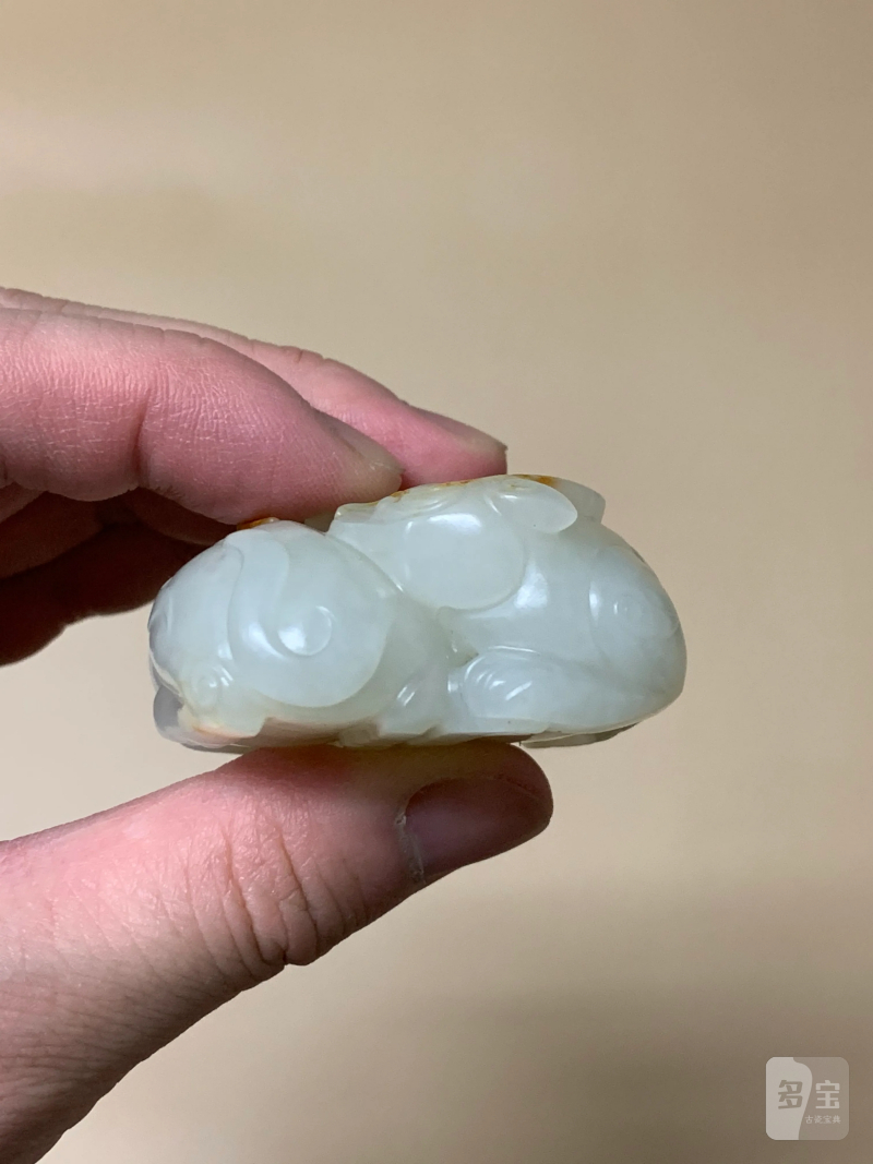 清 白玉红皮巧雕双獬豸镇纸 - 图6